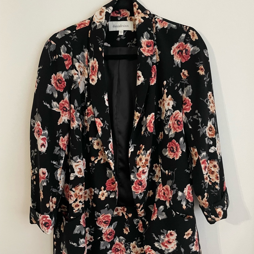 Black floral 3/4 sleeve blazer